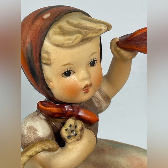 Goebel west Germany Hummel “Farewell” little girl waving 65/1 1970s collectible - Picture 11 of 12